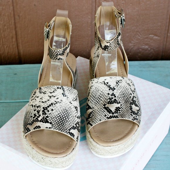 **LAST PAIR** SODA Topic Sandals Womens 5.5 Natural Python Snake Print - Picture 3 of 8